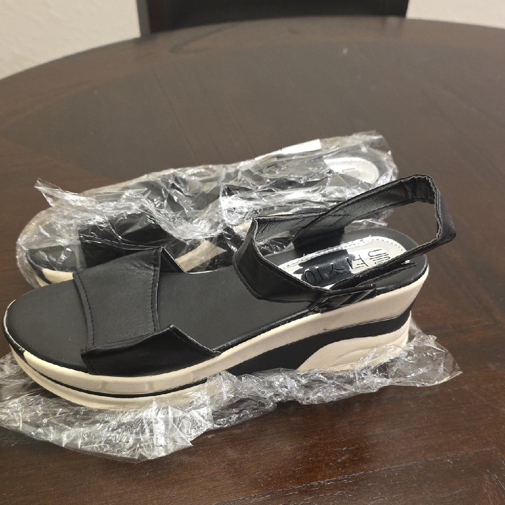 NwT Stylish Black Women's Platform Sandals